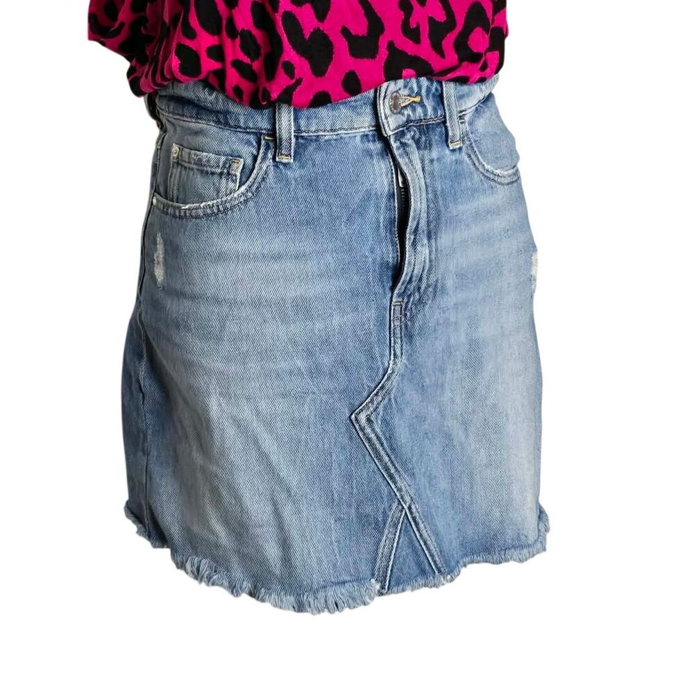 GUESS Women’s Denim Mini Skirt Size 27 High Rise Distressed Raw Hem Light Wash - Picture 3 of 14